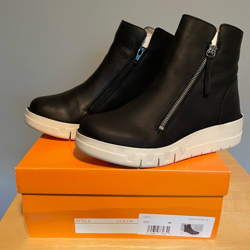 New in box-Miz Mooz Black Leather Ankle Boots with White Soles New sz 8.5